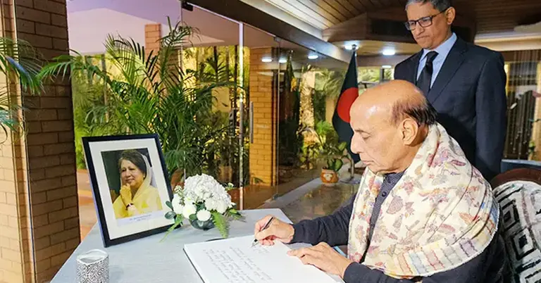 শোক বইয়ে বার্তা লিখছেন রাজনাথ সিং